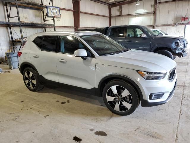 2022 Volvo XC40 T5 Momentum