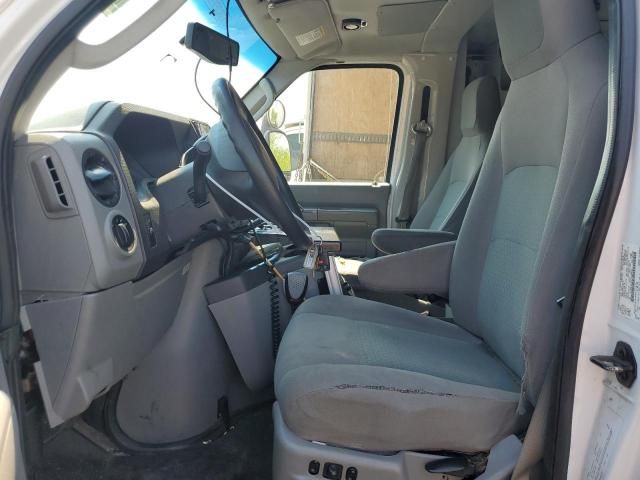 2015 Ford Econoline E450 Super Duty Cutaway Van