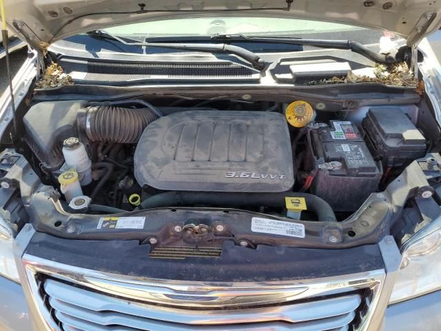 2015 Chrysler Town & Country LX