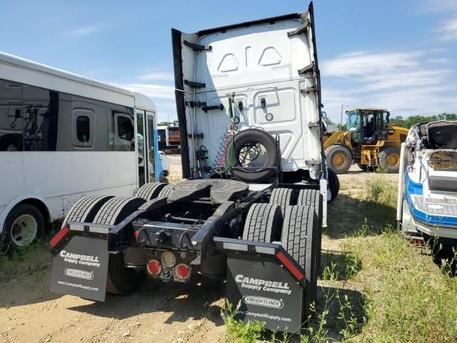 2019 Freightliner Cascadia 126