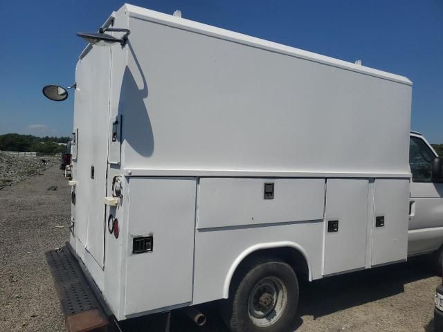 2012 Ford Econoline E350 Super Duty Cutaway Van