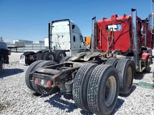 2000 Freightliner Conventional FLD120