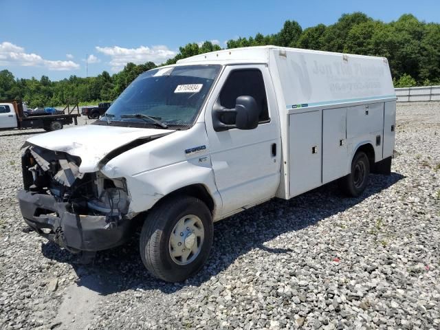 2010 Ford Econoline E350 Super Duty Cutaway Van