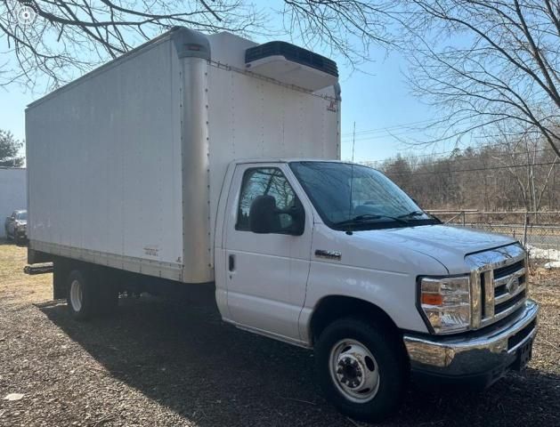 2016 Ford Econoline E450 Super Duty Cutaway Van