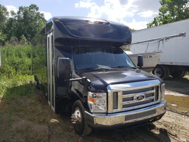 2017 Ford Econoline E450 Super Duty Cutaway Van