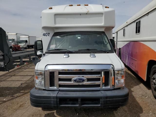 2014 Ford Econoline E350 Super Duty Cutaway Van