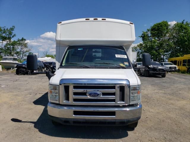 2013 Ford Econoline E450 Super Duty Cutaway Van