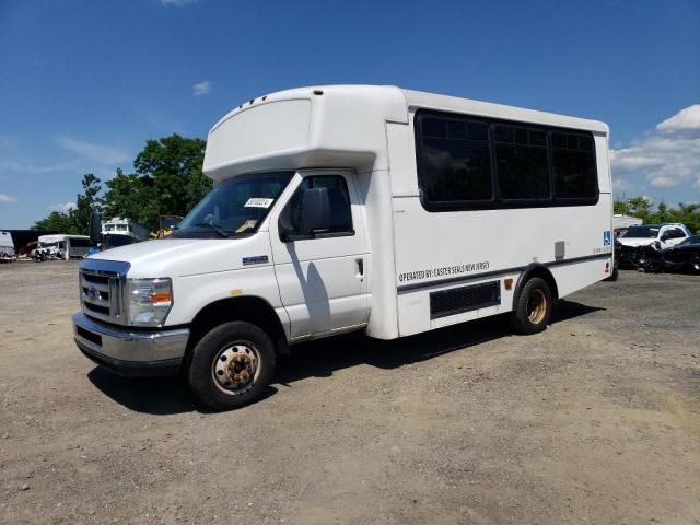 2013 Ford Econoline E450 Super Duty Cutaway Van