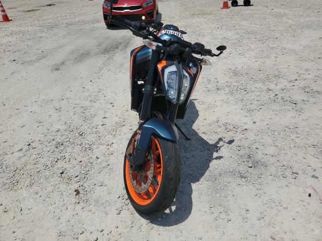 2022 KTM 890 Duke R