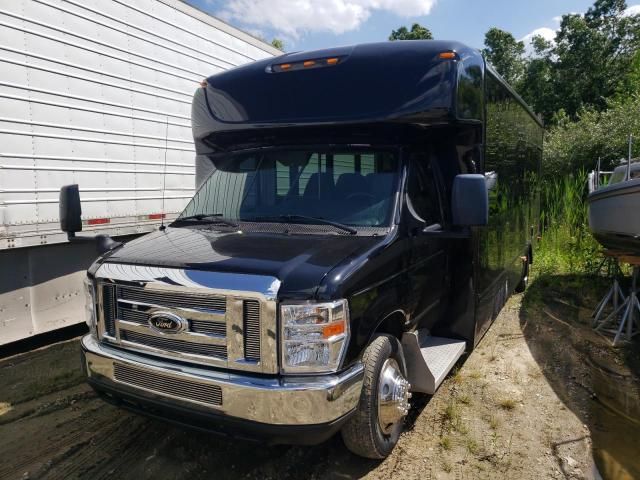 2017 Ford Econoline E450 Super Duty Cutaway Van