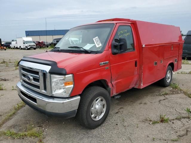 2010 Ford Econoline E350 Super Duty Cutaway Van