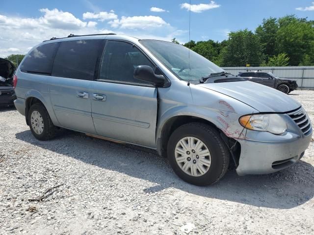 2005 Chrysler Town & Country LX