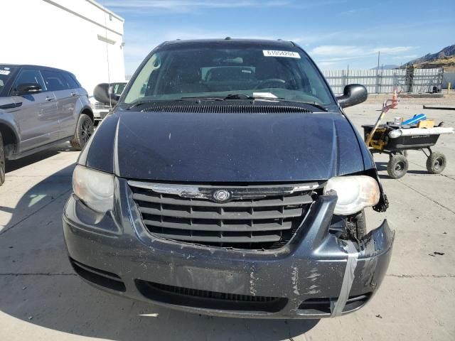 2007 Chrysler Town & Country LX