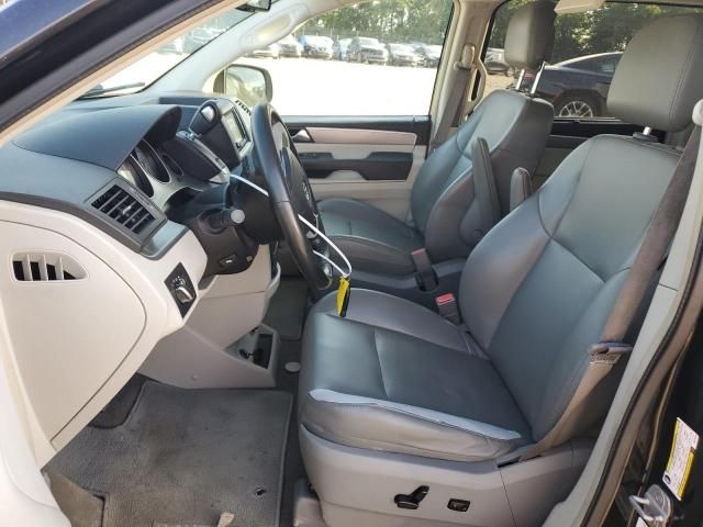 2013 Volkswagen Routan SE