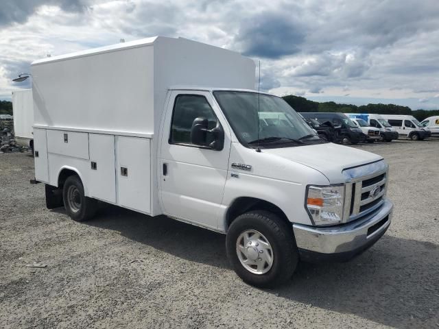 2013 Ford Econoline E350 Super Duty Cutaway Van