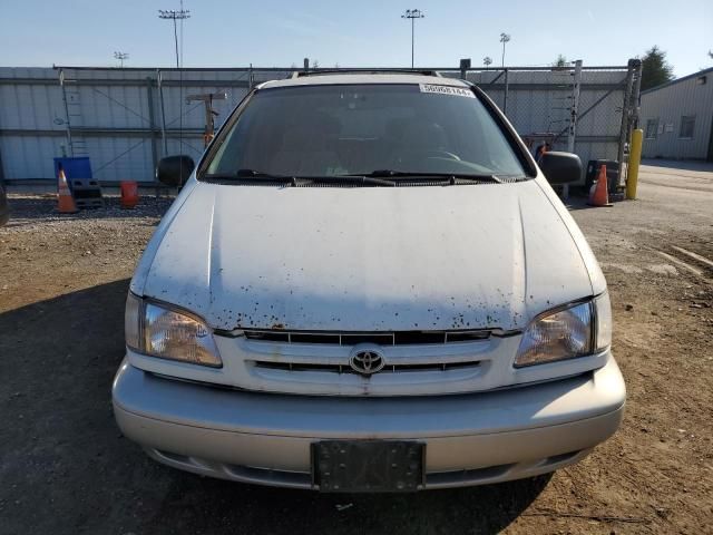 2000 Toyota Sienna LE