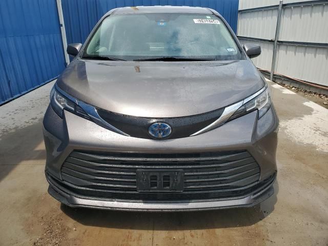 2022 Toyota Sienna LE