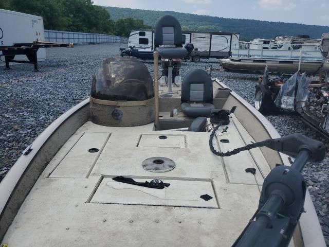 2002 Crestliner Boat