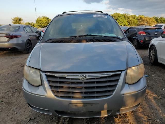 2005 Chrysler Town & Country LX