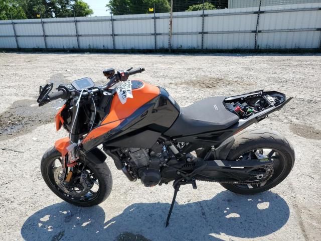 2022 KTM 890 Duke R