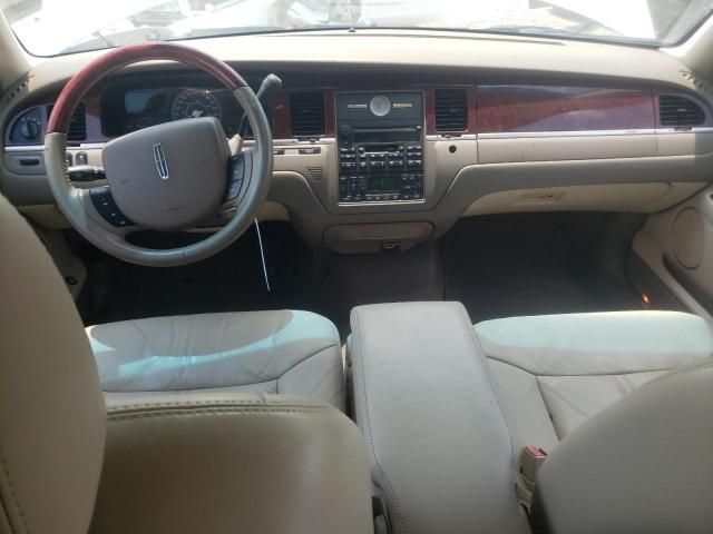 2005 Lincoln Town Car Signature Limited