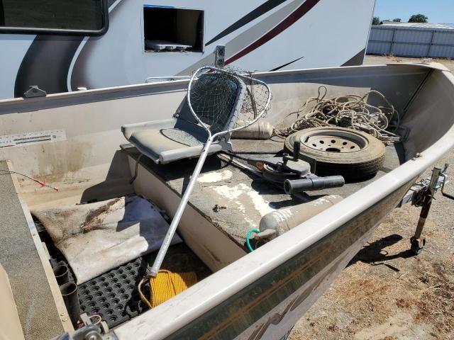 2001 Crestliner Boat