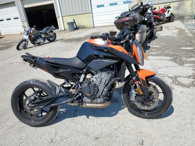 2022 KTM 890 Duke R