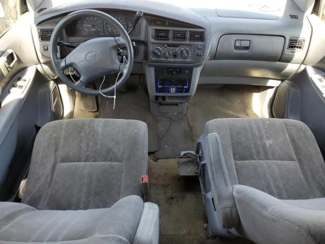 2000 Toyota Sienna LE