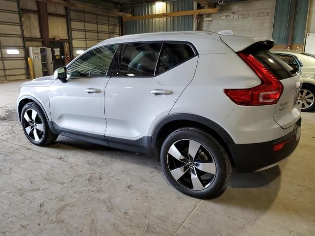 2022 Volvo XC40 T5 Momentum