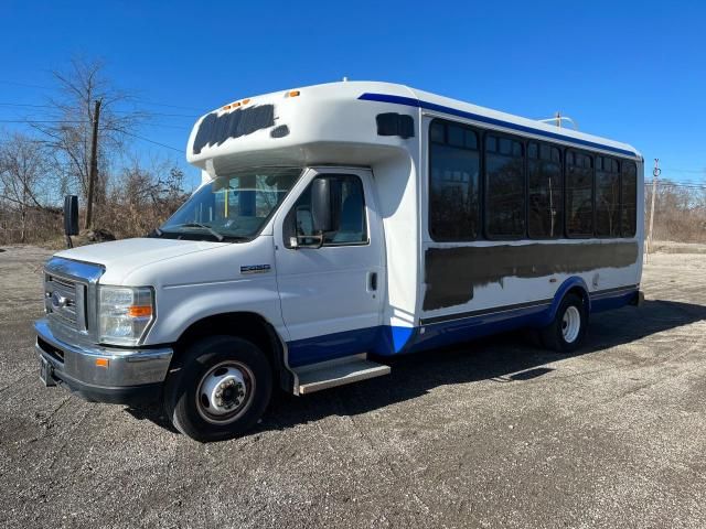 2013 Ford Econoline E450 Super Duty Cutaway Van