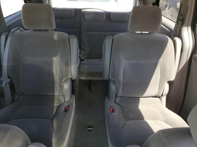 2004 Toyota Sienna LE