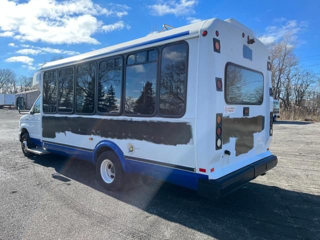 2014 Ford Econoline E350 Super Duty Cutaway Van