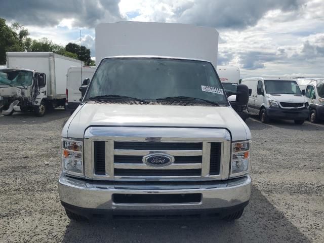 2013 Ford Econoline E350 Super Duty Cutaway Van