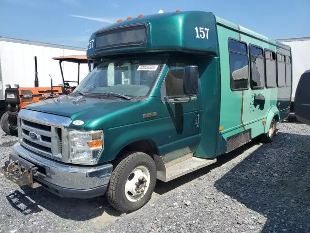 2015 Ford Econoline E450 Super Duty Cutaway Van