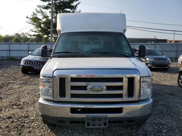 2012 Ford Econoline E350 Super Duty Cutaway Van