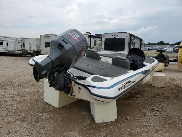 1999 Triton Boat