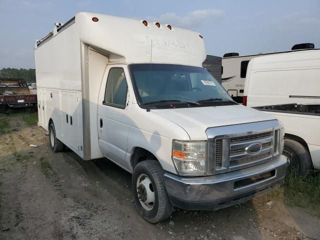 2015 Ford Econoline E450 Super Duty Cutaway Van