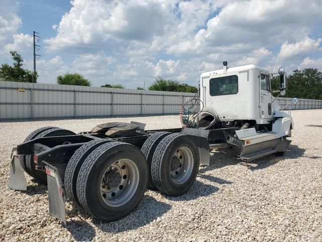 2000 Freightliner Conventional FLD120