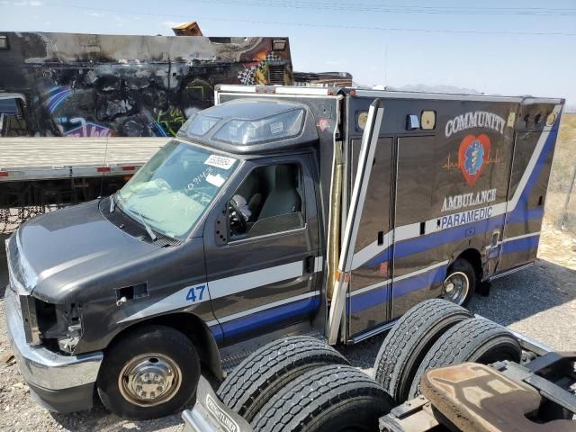 2022 Ford Econoline E350 Super Duty Cutaway Van