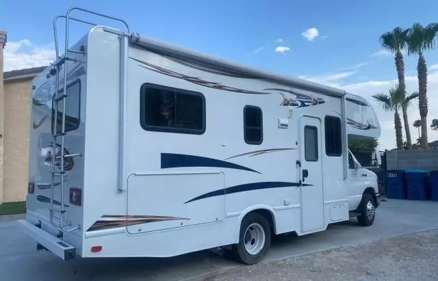 2013 Ford Econoline E350 Super Duty Cutaway Van