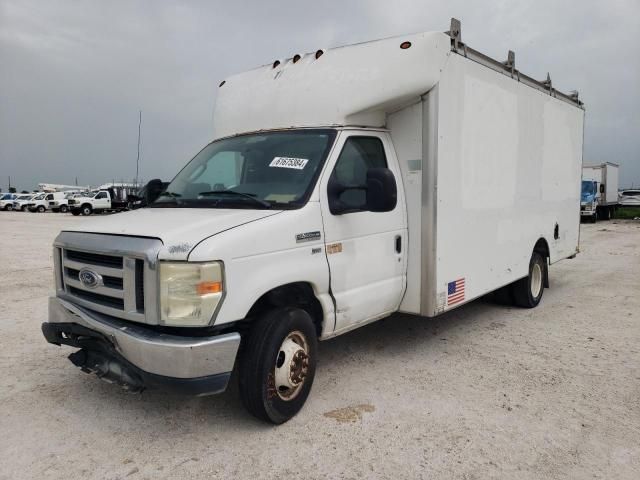 2013 Ford Econoline E350 Super Duty Cutaway Van