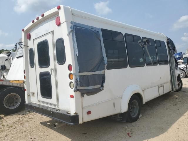 2011 Ford Econoline E450 Super Duty Cutaway Van