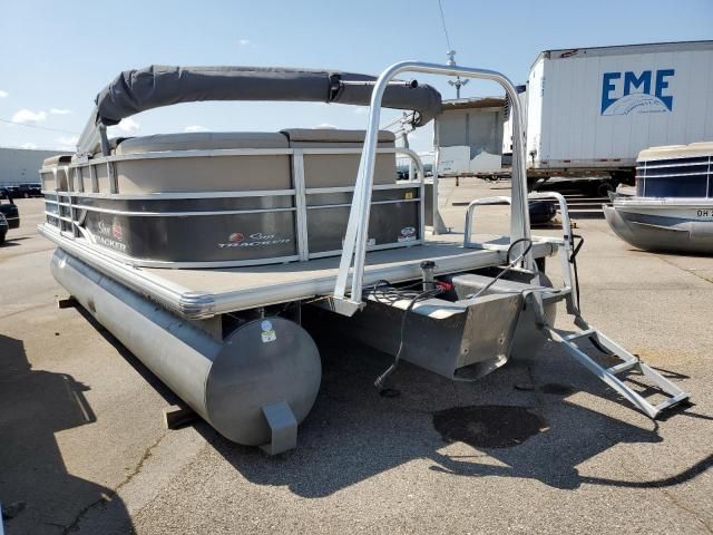 2018 Boat Pontoon