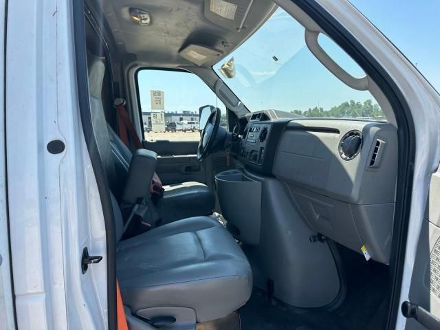 2017 Ford Econoline E350 Super Duty Cutaway Van