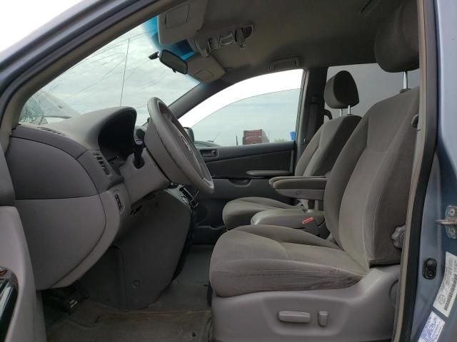 2004 Toyota Sienna LE