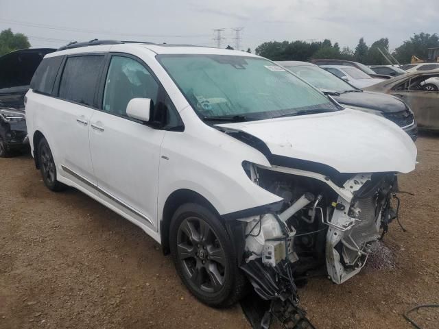 2020 Toyota Sienna SE