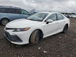 Carros salvage sin ofertas aún a la venta en subasta: 2022 Toyota Camry LE