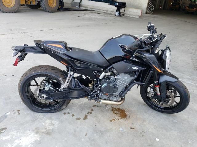 2021 KTM 890 Duke R