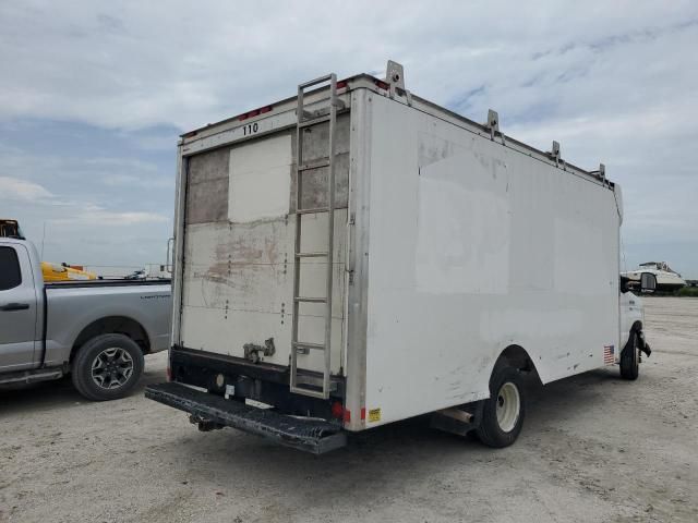 2013 Ford Econoline E350 Super Duty Cutaway Van