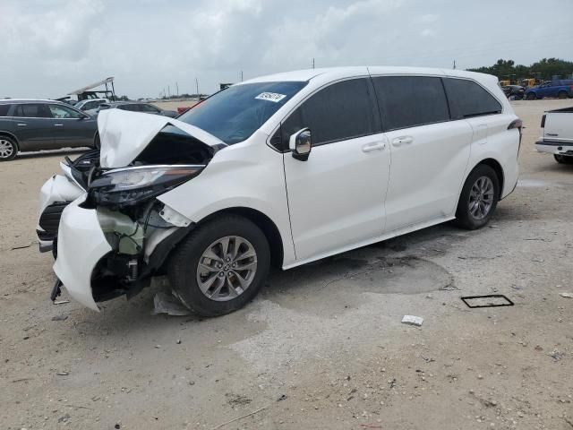 2022 Toyota Sienna LE